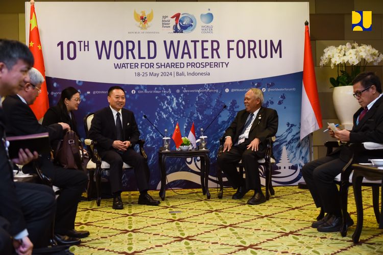Menteri Pekerjaan Umum dan Perumahan Rakyat (PUPR) Basuki Hadimuljono bertemu dengan Menteri Sumber Daya Air Tiongkok Li Gouying di Bali Nusa Dua Convention Center (BNDCC), Rabu (22/5). Pertemuan ini merupakan salah satu agenda Menteri Basuki dalam World Water Forum ke-10 yang diselenggarakan di Bali pada 18-25 Mei 2024.