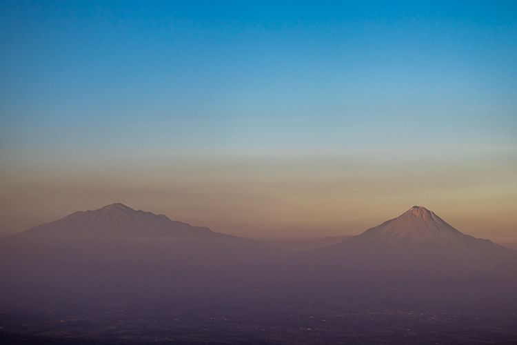 Gunung Merapi (kanan) dan Merbabu (kiri) Dilihat dari Gunung Kunir Purworejo.