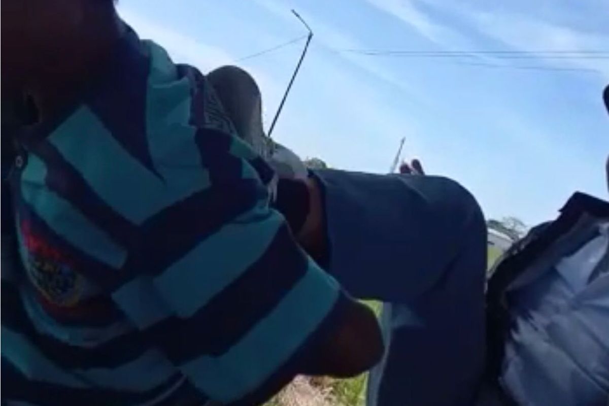 Potongan video yang memperlihatkan perundungan anak difabel di Cirebon diinjak-injak dan ditertawakan pelajar SMA. 