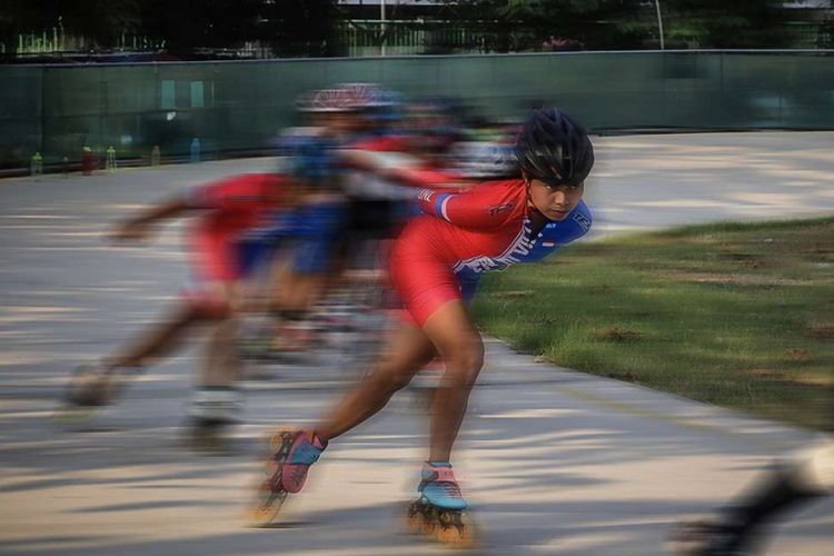 Sejumlah anak muda bermain sepatu roda saat hari bebas kendaraan atau car free day di Jalan Ahmad Yani, Kota Bekasi, Jawa Barat, Minggu (30/9/2018). Selain untuk berolahraga, car free day yang rutin digelar tiap Minggu pagi tersebut juga menjadi alternatif hiburan bagi warga untuk rekreasi, kegiatan sosial hingga kumpul komunitas.