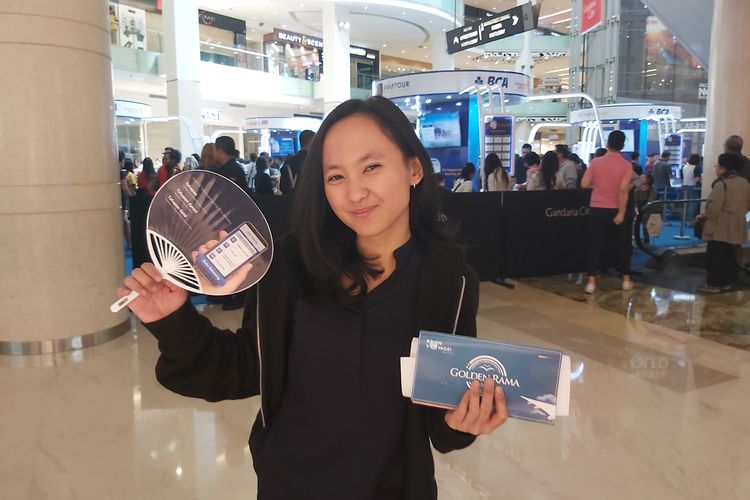 Tiara Dita adalah salah satu pengunjung Singapore Airlines-BCA Travel Fair yang sudah mengantre dari sehari sebelum pameran dibuka. 