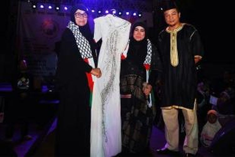 Melly Goeslaw melelang busananya dalam kegiatan penggalangan dana bantuan kemanusiaan Palestina Solidarity Day 2015 di Istora Senayan, Jakarta, Minggu (29/11/2015).