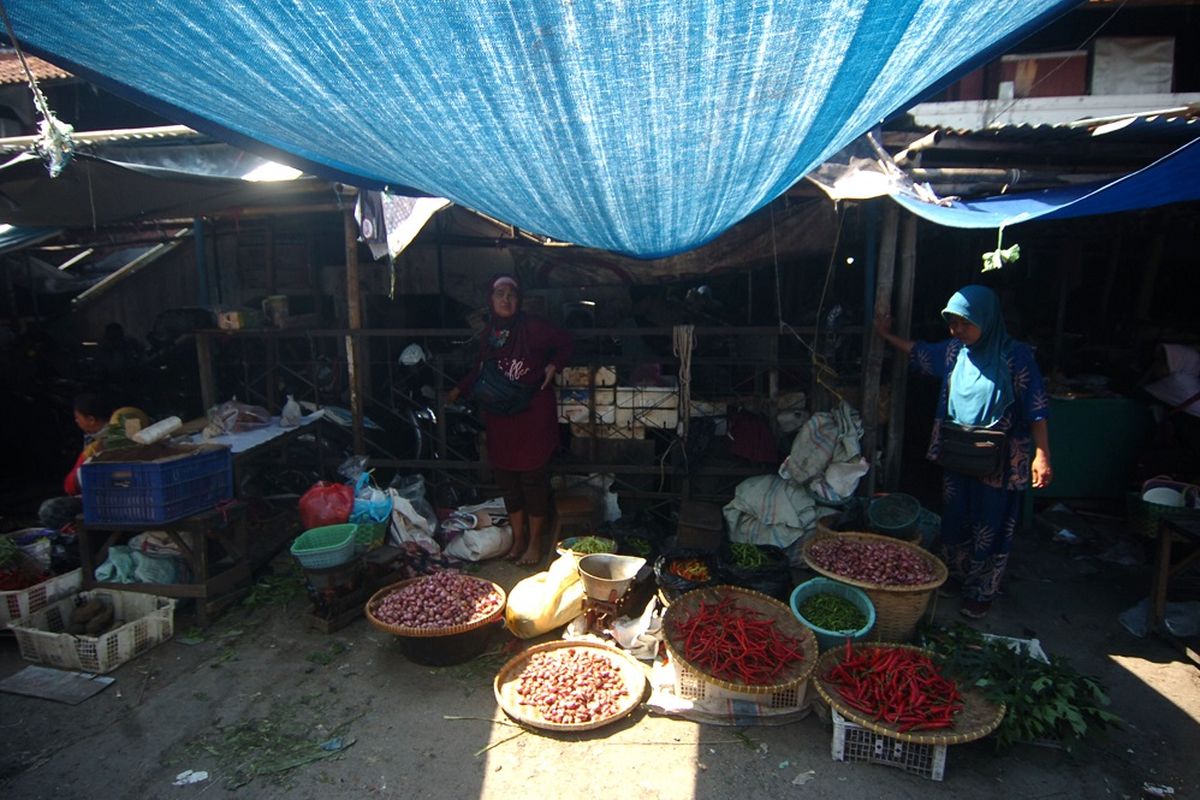 Sejumlah pedagang menunggu pembeli di lapaknya Pasar Pagi, Tegal, Jawa Tengah, Sabtu (3/7/2021). Menurut Surat Edaran (SE) Wali Kota Tegal Dedy Yon Supriyono dalam mendukung pemerintah dengan menerapkan PPKM Darurat pada 3 - 20 Juli mendatang, untuk pasar tradisional toko sembako dan supermarket tetap beroperasi dengan batas waktu hingga pukul 20.00 WIB dengan kapasitas pengunjung 50 persen. ANTARA FOTO/Oky Lukmansyah/hp.