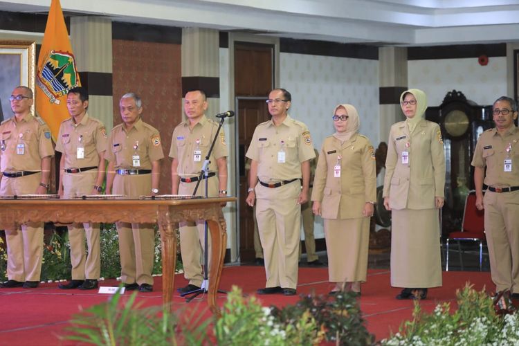 Gubernur Jawa Tengah Ganjar Pranowo melantik pejabat tinggi di lingkungan Pemprov Jateng, Senin (6/5/2019).