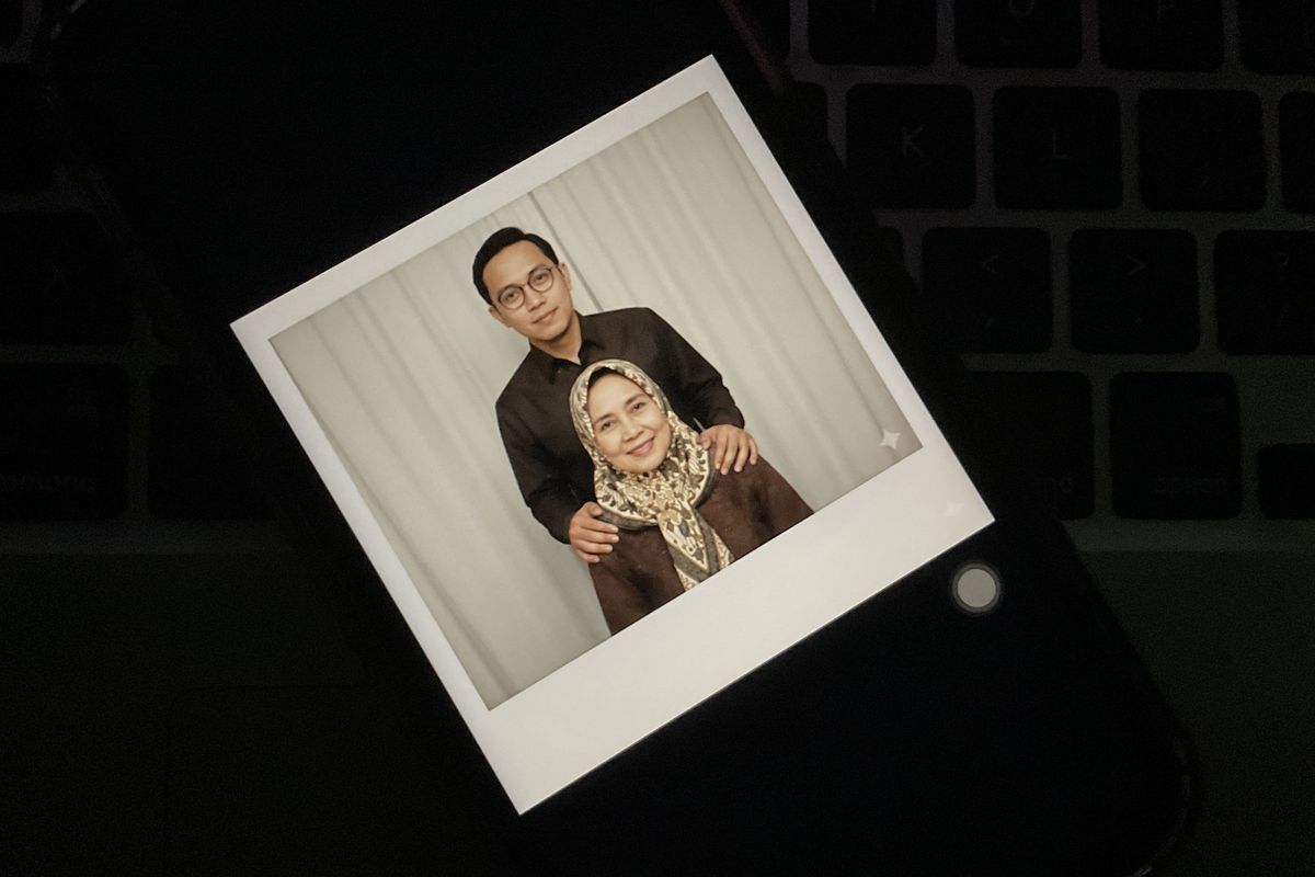 Foto polaroid Gemini AI bareng ibu yang viral di media sosial. Cara membuat foto polaroid Gemini AI bareng ibu dan contoh prompt.