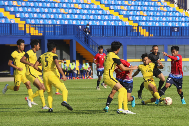 Tangkapan layar foto laga Laos vs Malaysia pada Piala AFF U23 di Kamboja, Jumat (18/2/2022) yang diunggah melalui akun Twitter Federasi Sepak Bola Malaysia (FAM).