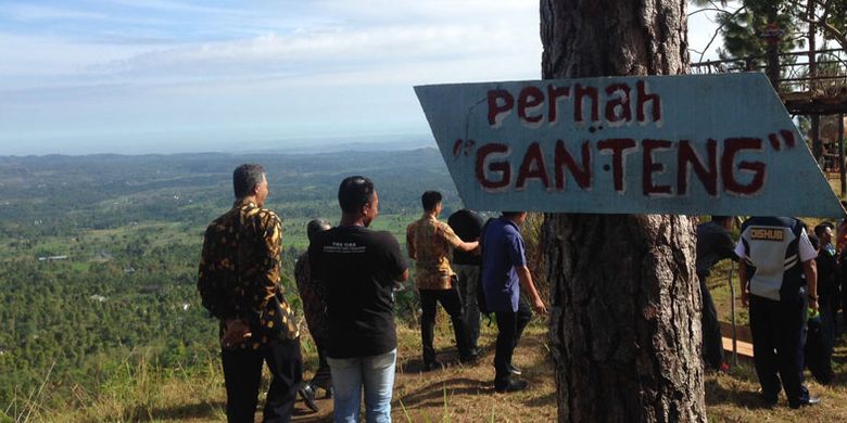 Obyek wisata Bukit Tangkeban di Desa Pulosari, Kecamatan Pulosari, Kabupaten Pemalang, Jawa Tengah, Kamis (28/9/2017). Kini Bukit Tangkeban dikembangkan secara kreatif oleh para pemuda desa untuk menarik wisatawan datang.