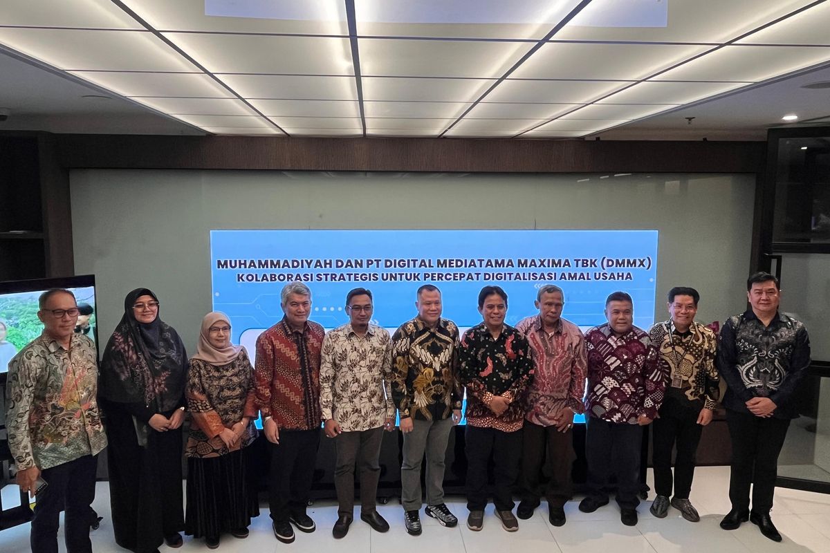 Muhammadiyah melalui Badan Usaha Milik Muhammadiyah (BUMM) yakni PT Surya Ahda Digital (Sadigi) dan Institut Teknologi dan Bisnis Ahmad Dahlan (ITB-AD) Jakarta menandatangani nota kesepahaman (MoU) dengan PT Digital Mediatama Maxima Tbk (DMMX) untuk kerja sama digitalisasi ekosistem bisnis amal usaha, Jakarta, Kamis (25/6/2025).