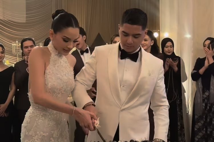 Al Ghazali dan Alyssa Daguise tampil menawan dalam resepsi pernikahan mereka yang digelar di hotel The St. Regis, Jakarta Pusat, Senin (16/6/2025), kemarin.