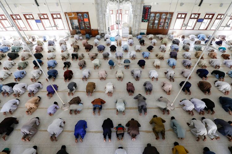 Jemaah menjaga jarak aman saat melakukan shalat Jumat di Karachi, Pakistan. Pemerintah menerapkan batasan shalat berjemaah dan menyerukan warga untuk tetap di rumah, dalam rangka menahan penyebaran virus corona. Foto diambil pada 17 April 2020.