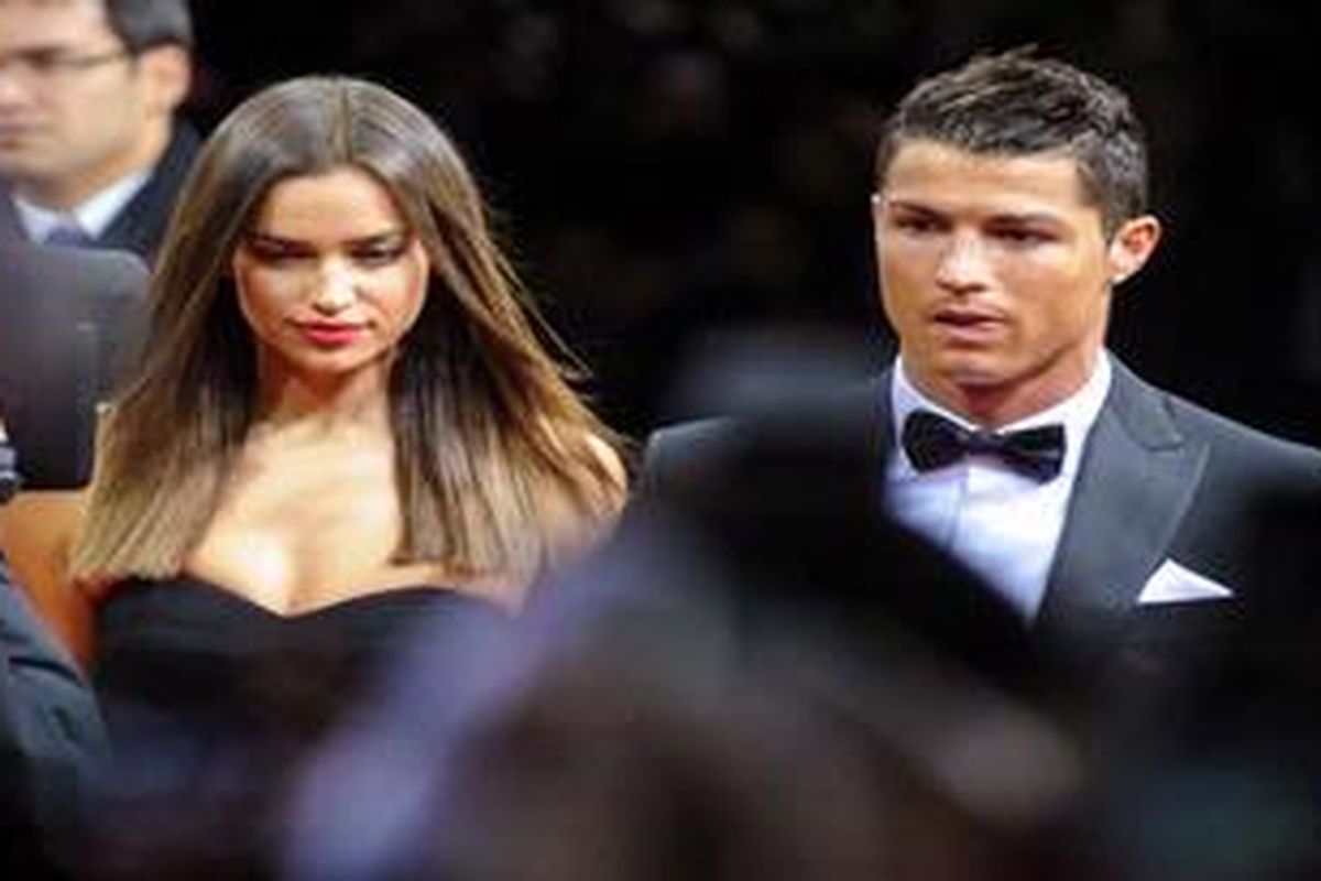 Bintang Real Madrid dari Portugal, Cristiano Ronaldo (kanan), dan pasangannya yang juga model ternama dari Rusia, Irina Shayk.