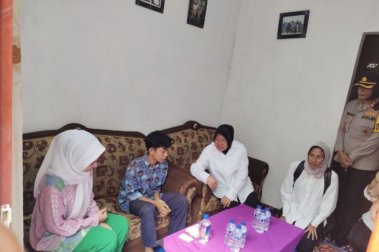 Menteri Sosial (Mensos) Tri Rismaharini (tengah) saat berbincang dengan anak yatim piatu korban perundungan di Kabupaten Pesawaran. Pesawaran, Kamis (9/11/2023). 