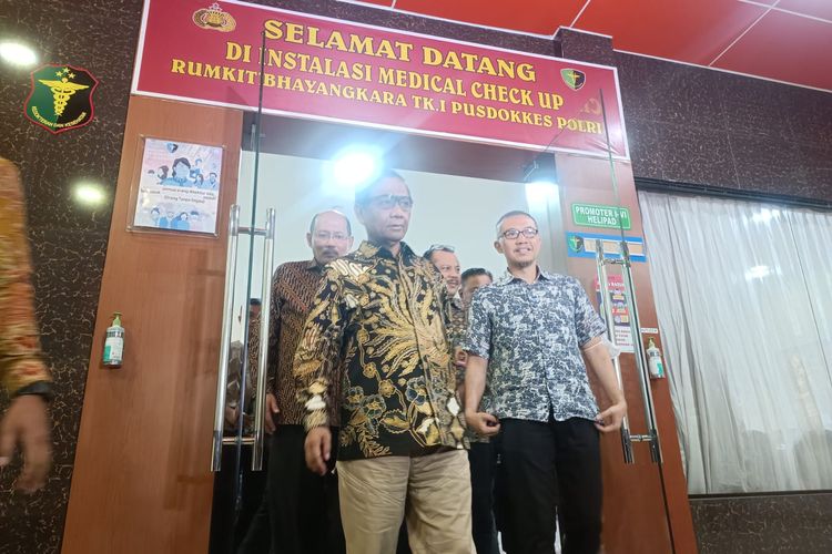 Menteri Koordinator Bidan Politik dan Keamanan (Menkopolhukam) Mahfud MD mengunjungi RS Polri Kramatjati, Jakarta Timur, Jumat (4/8/2023).