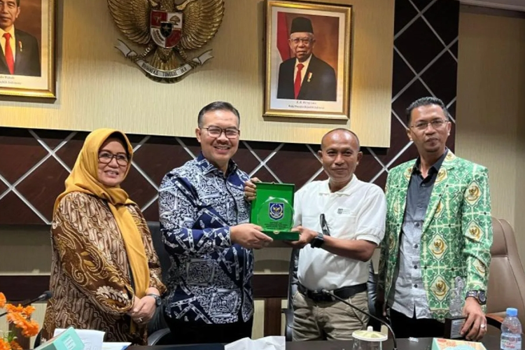 Kepala BKKBN dr. Hasto Wardoyo (dua dari kiri) menerima kunjungan dari para kepala desa atau keuchik dari Pemerintah Desa Kecamatan Syamtalira Bayu, Kabupaten Aceh Utara, Jumat (12/7/2024), di Kantor BKKBN, Jakarta.