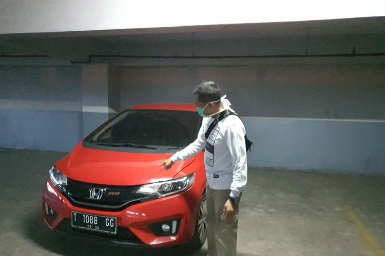 Polisi mengamankan mobil Udin Sunandar yang dicuri menantunya YI di parkiran salah satu hotel di Karawang, Kamis (9/4/2020)