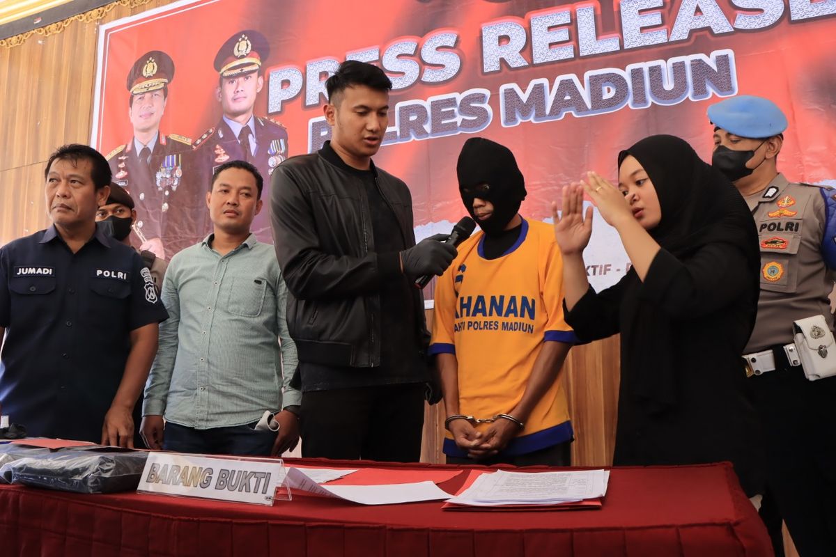 TANYA--Kasatreskrim Polres Madiun, AKP Danang Eko Abrianto menanyai tersangka Fuad Subiyanto (38), warga Kecamatan Geger, Kabupaten Madiun yang mencabuli seorang remaja hingga hamil dan melahirkan bayi premature.