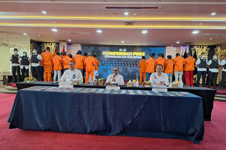 Plt Direktur Jenderal (Dirjen) Imigrasi Yuldi Yusman dalam konferensi pers di kantor Kementerian Imipas, Jakarta, Rabu (8/10/2025).