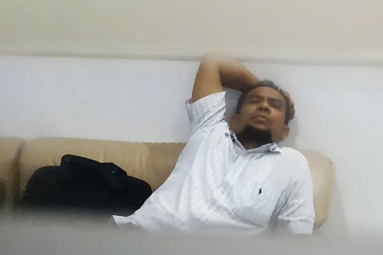 Muslim, mantan kepela Sekolah SMA 7 Mataram yang telah membuat Baiq Nuril dipenjara atas kasus pelanggaran UU ITE, usai diperiksa tim penyidik Polda NTB, Selasa ( 27/11/2018) malam. 
