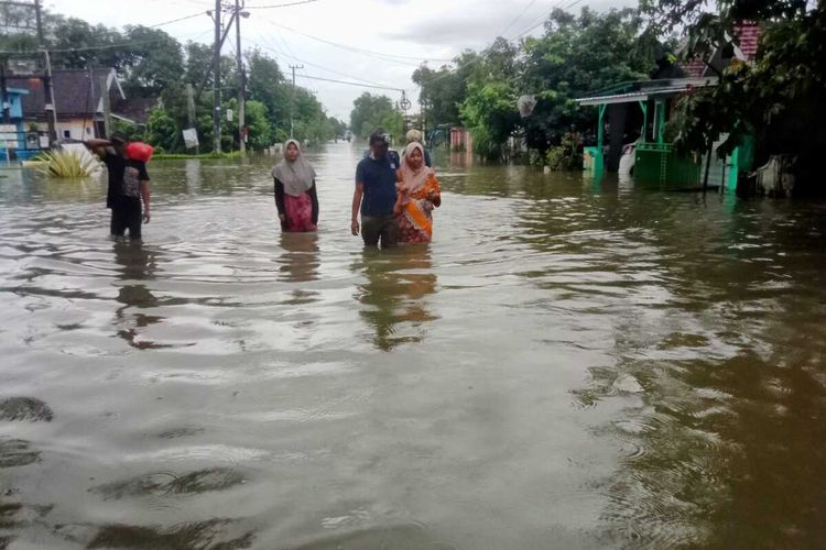 Banjir melanda Dusun Beluk, Desa Jombok, Kecamatan Kesamben, Kabupaten Jombang, Jawa Timur, Selasa (10/12/2024).