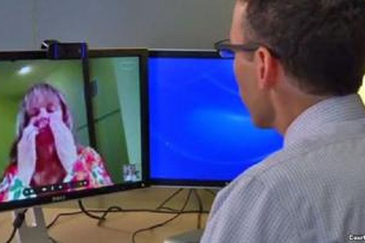 Diana Rae dari Tenino, Washington, berbicara dengan Dr. Ben Green di Seattle, melalui Skype.