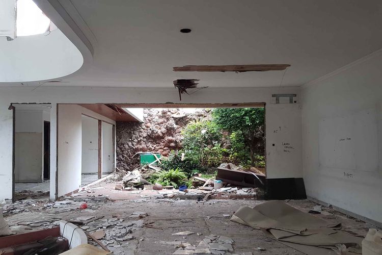 Kondisi rumah kosong di kawasan Kedoya, Jakarta Barat yang dibongkar materialnya untuk dicuri secara terpisah.
