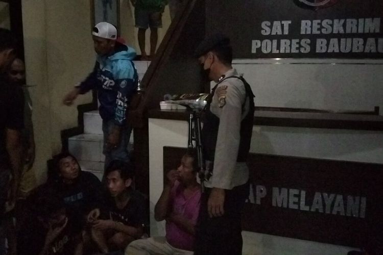 Sebanyak 24 warga Kelurahan Tanganapada, Kecamatan Betoambari, Kota Baubau, Sulawesi Tenggara, ditangkap Satuan Reskrim Polres Baubau, Warga tersebut ditangkap saat sedang bermain judi dadu di bulan Ramadan bersama dengan minuman keras tradisional.