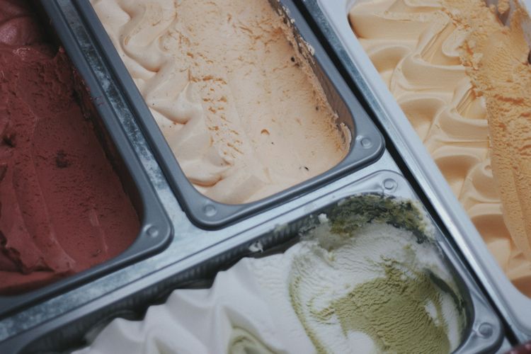Wanita Cabut Colokan Freezer Toko Es Krim demi Cas HP, Seluruh Stok Meleleh