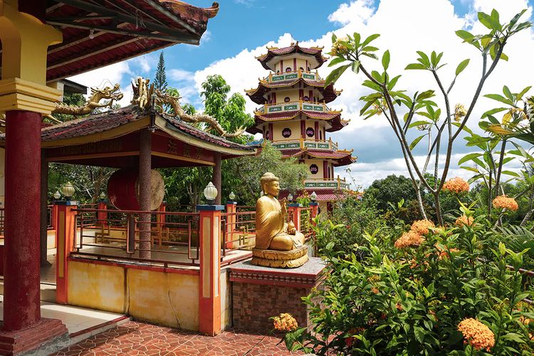 Pagoda Sapta Ratna yang berada di tengah Kota Sorong mudah diakses wisatawan dengan berbagai moda transportasi. 