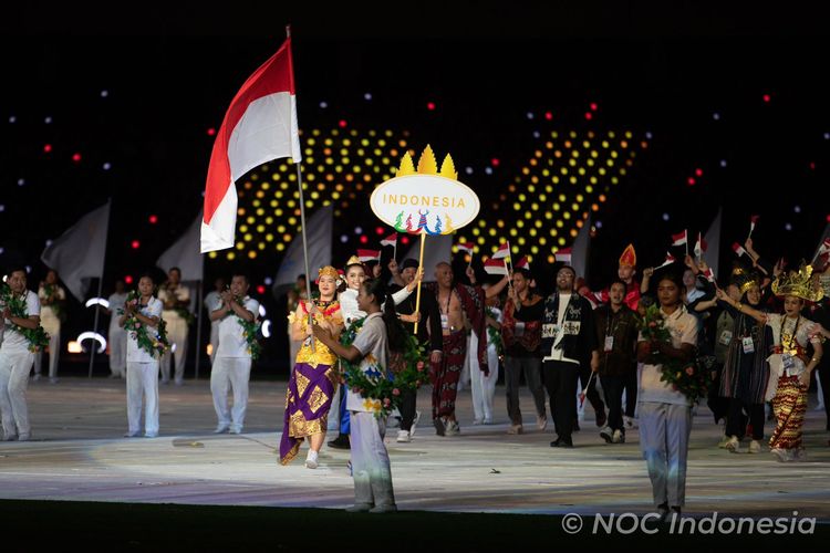 Kontingen Indonesia mengenakan pakaian adat saat opeing ceremony SEA Games 2023 di Morodok Techo National Stadium, Phnom Penh, Kamboja pada Jumat (5/5/2023) malam WIB.