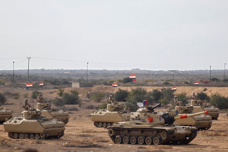 Tank-tank Mesir dikerahkan ke dekat perbatasan Rafah di selatan Jalur Gaza pada 31 Oktober 2023 ketika perang Israel vs Hamas berkecamuk.