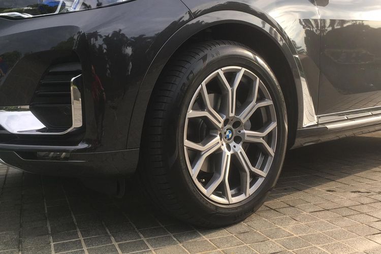 Suspensi BMW X7 sudah dilengkapi dengan air suspension sehingga bisa diatur ketinggian ground clearence