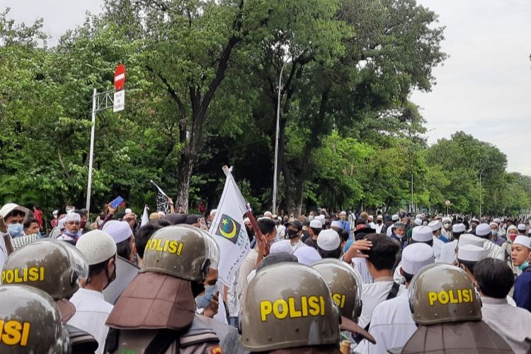 Massa aksi 1812 oleh ANAK NKRI dihadang aparat gabungan, Jakarta, Jumat (18/12/2020)