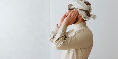 Asyik Main HP hingga Tak Menjawab Adzan, Apakah Berdosa?