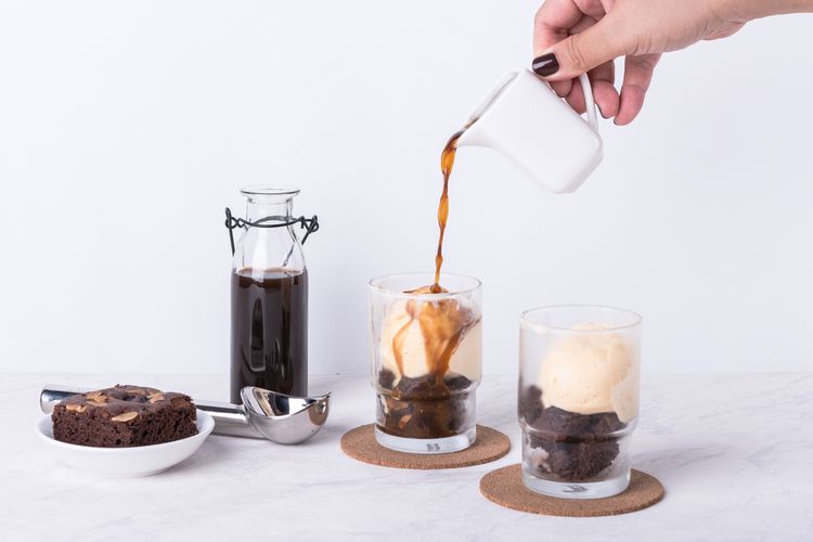 Affogato, jenis kopi yang terdiri dari es krim vanila dituang espreso. 