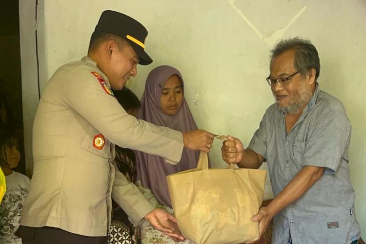 Wali Murid di Situbondo Nangis Setelah Dibantu Beli Seragam Sekolah