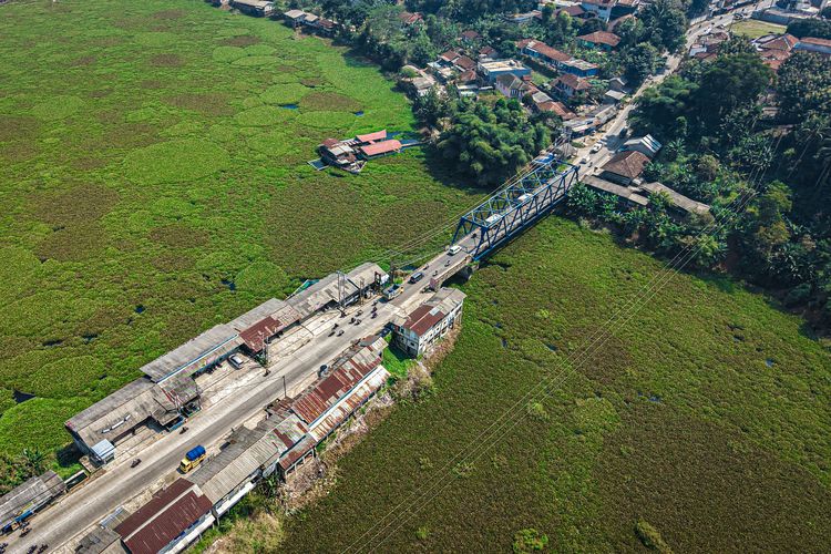 Nekat Lompat ke Sungai Citarum, Pria Ini Selamat Tersangkut Eceng Gondok