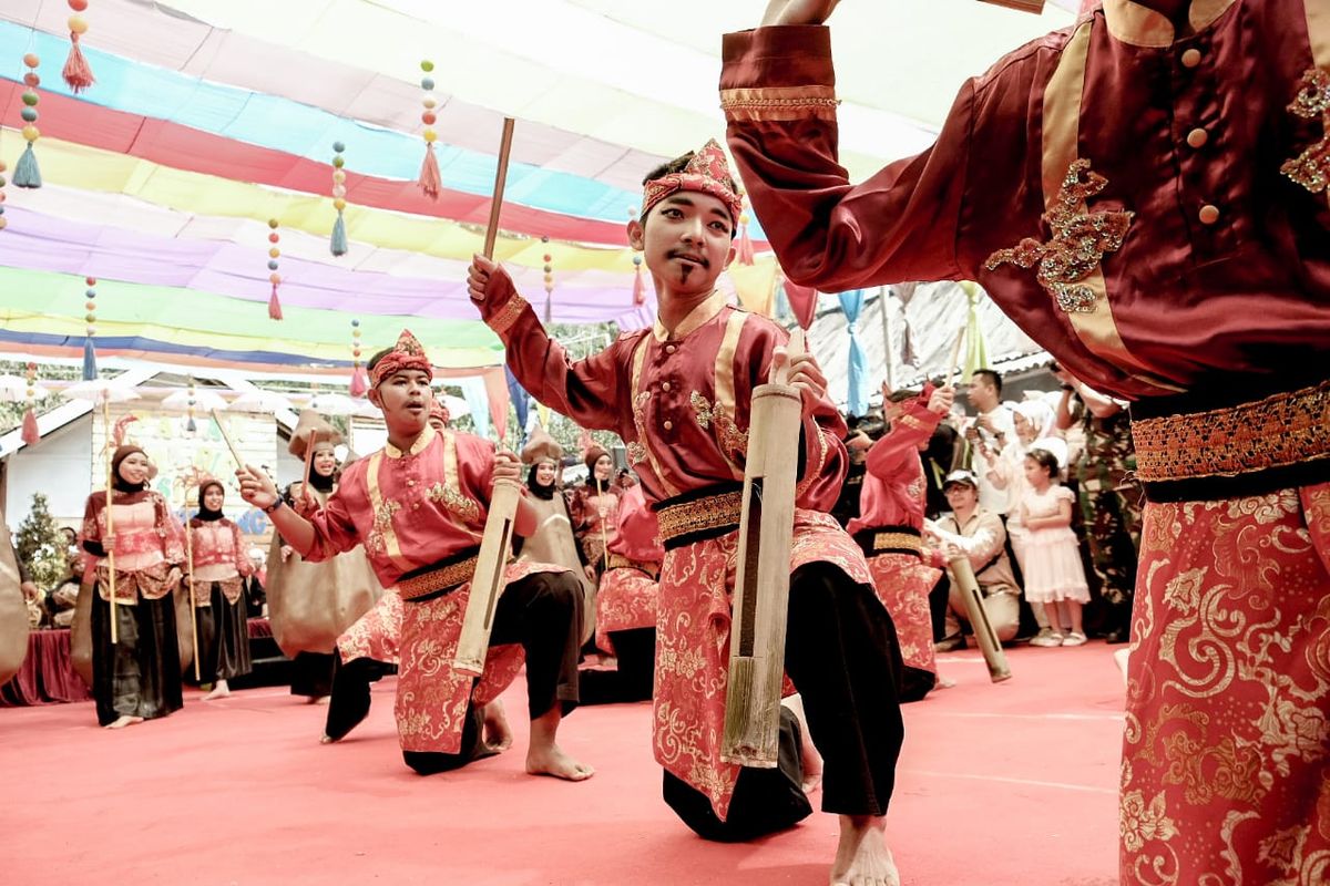 Salah satu pertunjukan tari di Desa Adat Pulo, Garut, Jawa Barat, Senin (3/9/2019)