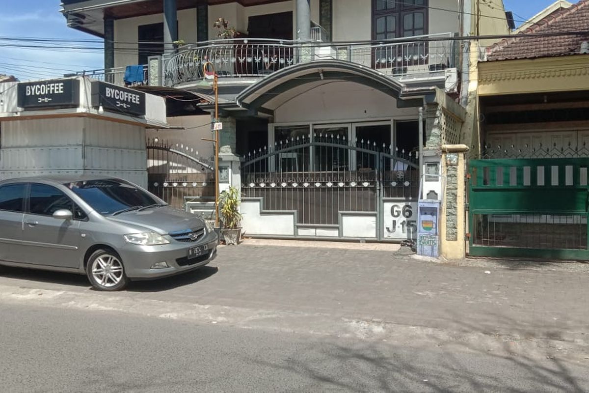 Toko sepatu bekas bermerk yang berada di Jalan Danau Bratan Raya G6-J15, Kota Malang, Jawa Timur kemalingan pada Minggu (31/7/2022) sekitar pukul 13.30 WIB. 