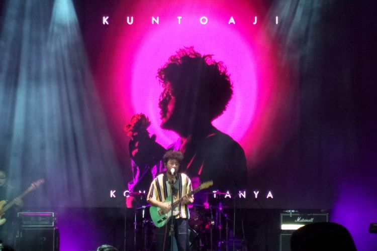 Kunto Aji tampil di panggung On Off Festival 2018 di Gandari City, Jakarta Selatan, Minggu (12/8/2018) malam.