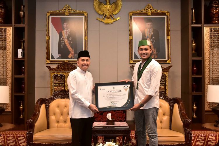 Penjabat (Pj) Gubernur Sumatera Selatan (Sumsel) Agus Fatoni saat menerima penghargaan dari Badko HMI Sumbagsel di Griya Agung, Palembang, Sumsel, Selasa (2/4/2024). Penghargaan ini merupakan pertama kalinya diberikan oleh Badko HMI Sumsel kepada seorang kepala daerah di Sumbagsel.
