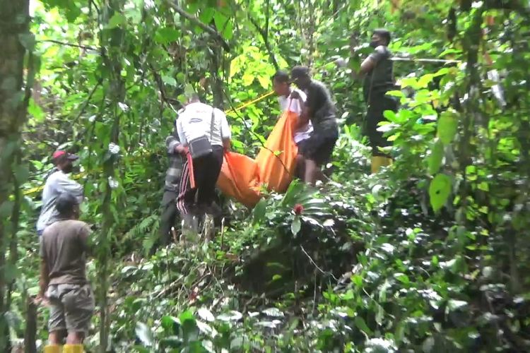 Warga di Kabupaten Gowa, Sulawesi Selatan digegerkan dengan penemuan mayat di tengah hutan.