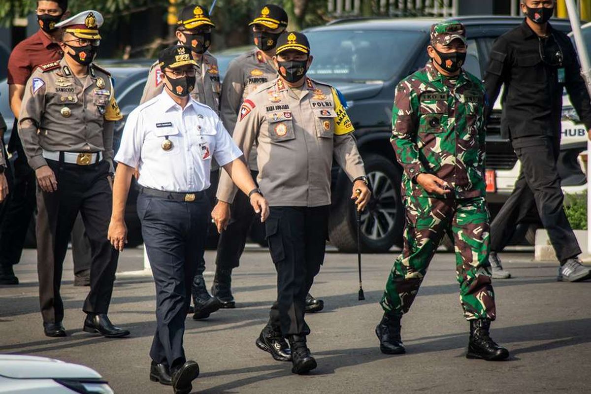 Kapolda Metro Jaya Irjen Pol Nana Sudjana (tengah), Gubernur DKI Jakarta Anies Baswedan (kedua kiri), dan Pangdam Jaya/Jayakarta Mayjen TNI Eko Margiono (kedua kanan) menghadiri Apel Gelar Pasukan Operasi Patuh Jaya Tahun 2020 di Polda Metro Jaya, Jakarta, Kamis (23/7/2020). Operasi Patuh Jaya 2020 tersebut berlangsung selama 14 hari dimulai 23 Juli sampai 5 Agustus 2020 dengan mengerahkan sebanyak 1.807 personel gabungan dari unsur TNI, Polri, Satpol PP, dan Dishub yang bertujuan untuk meningkatkan kedisiplinan masyarakat berlalu lintas di masa adaptasi kebiasaan baru.