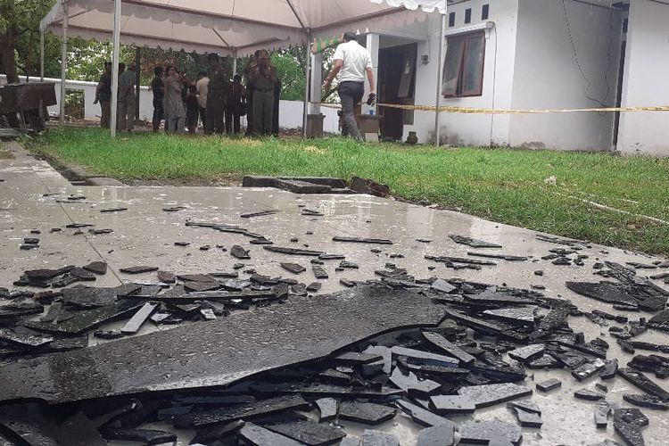 Ledakan keras terdengar berasal dari halaman belakang Kantor Kejaksaan Negeri Kota Parepare, Sulawesi Selatan, Selasa (19/11/2019).