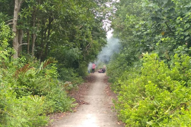 Petugas berjaga di depan gubuk yang diduga tempat perakitan bom sambil membakar sampah di Jalan Tambak Lingkungan 20, Kelurahan Sicanang (Canang Kering), Kecamatan Medan Belawan, Jumat (15/11/2019).