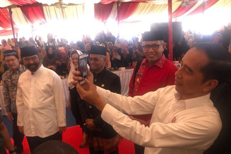 Presiden Joko Widodo selfie bersama warga saat tiba di acara Kenduri Kebangsaan, Aceh, Sabtu (22/2/2020). Foto: istimewa