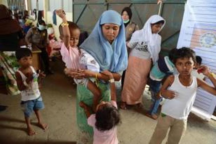 Anak-anak etnis Rohingya asal Myanmar bermain di tempat penampungan di Kuala Langsa, Aceh, Senin (18/5/2015). Mereka merupakan anak-anak yang ikut mengungsi meninggalkan kampung halamannya di Rakhine, Myanmar, karena konflik.