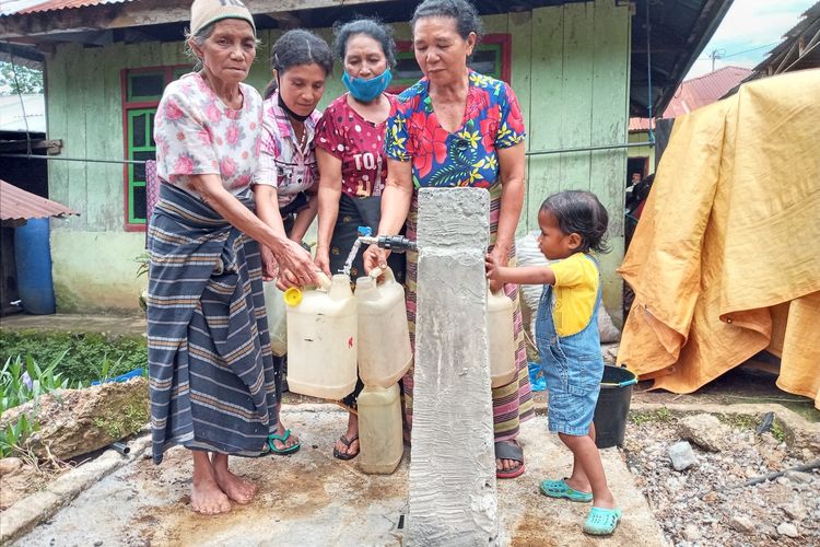 Dari Kiri ke Kanan-Nenek Maria Anggi (75),.Yovita Enu, Aldina Dariyanti dan Agnes Nenes sedang menimba air minum di kran samping rumah sesuai peresmian pemakaian air minum tersebut. Pemuda Karang Taruna Tunas Bakti Desa Rana Mbata membangun sarana air minum dengan sistem pompa Hidram, Sabtu, (20/3/2021) di Kampung Mesi, Desa Rana Mbata, Kecamatan Kota Komba, Kabupaten Manggarai Timur, NTT. (KOMPAS.com/MARKUS MAKUR)