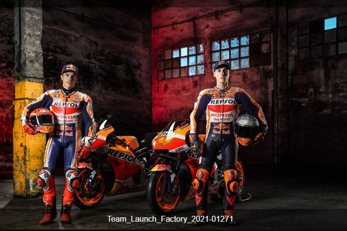 Marc Marquez dan Pol Espargaro dalam peluncuran tim Repsol Honda untuk MotoGP 2021, Senin (22/2/2021). Foto: Tangakapan layar Honda Racing Corporation (Dok. HRC MotoGP)