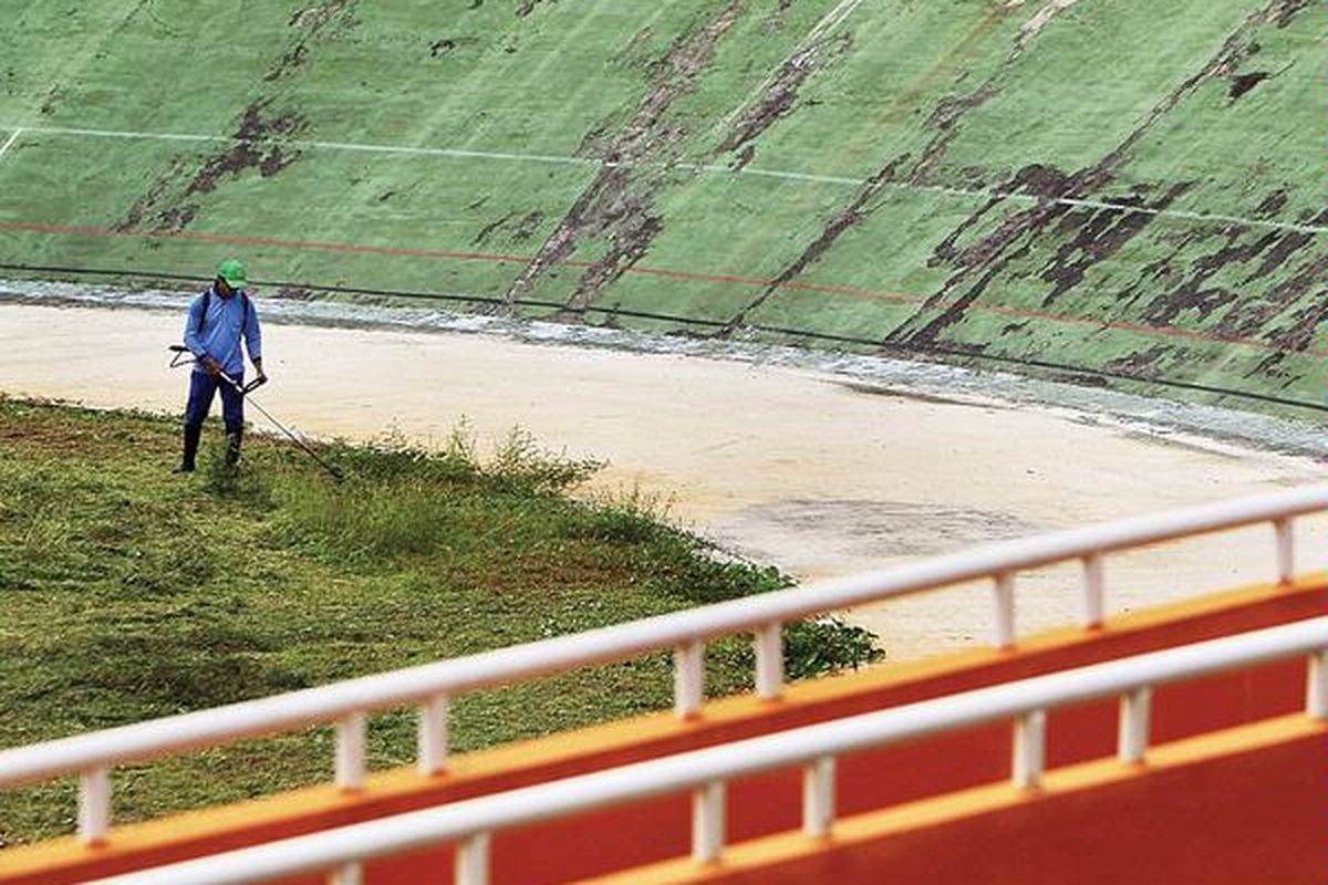 Pekerja memotong rumput pinggir lintasan velodrom atau stadion balap sepeda di Rawamangun, Jakarta Timur, Selasa (24/5). Perbaikan lintasan diharapkan selesai tepat waktu pada Juni 2010 sehingga pebalap sepeda nomor trek bisa segera berlatih menghadapi SEA Games XXVI/2011 mendatang.