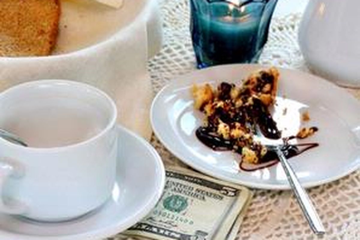 Bila sudah ada service charge, tak perlu ngetip lagi.